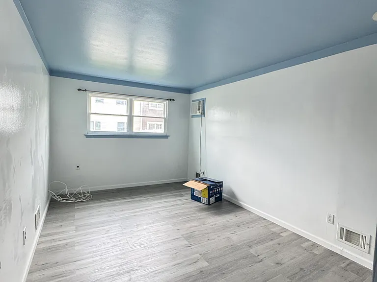 76 Berry Ave #1 — Photo 11