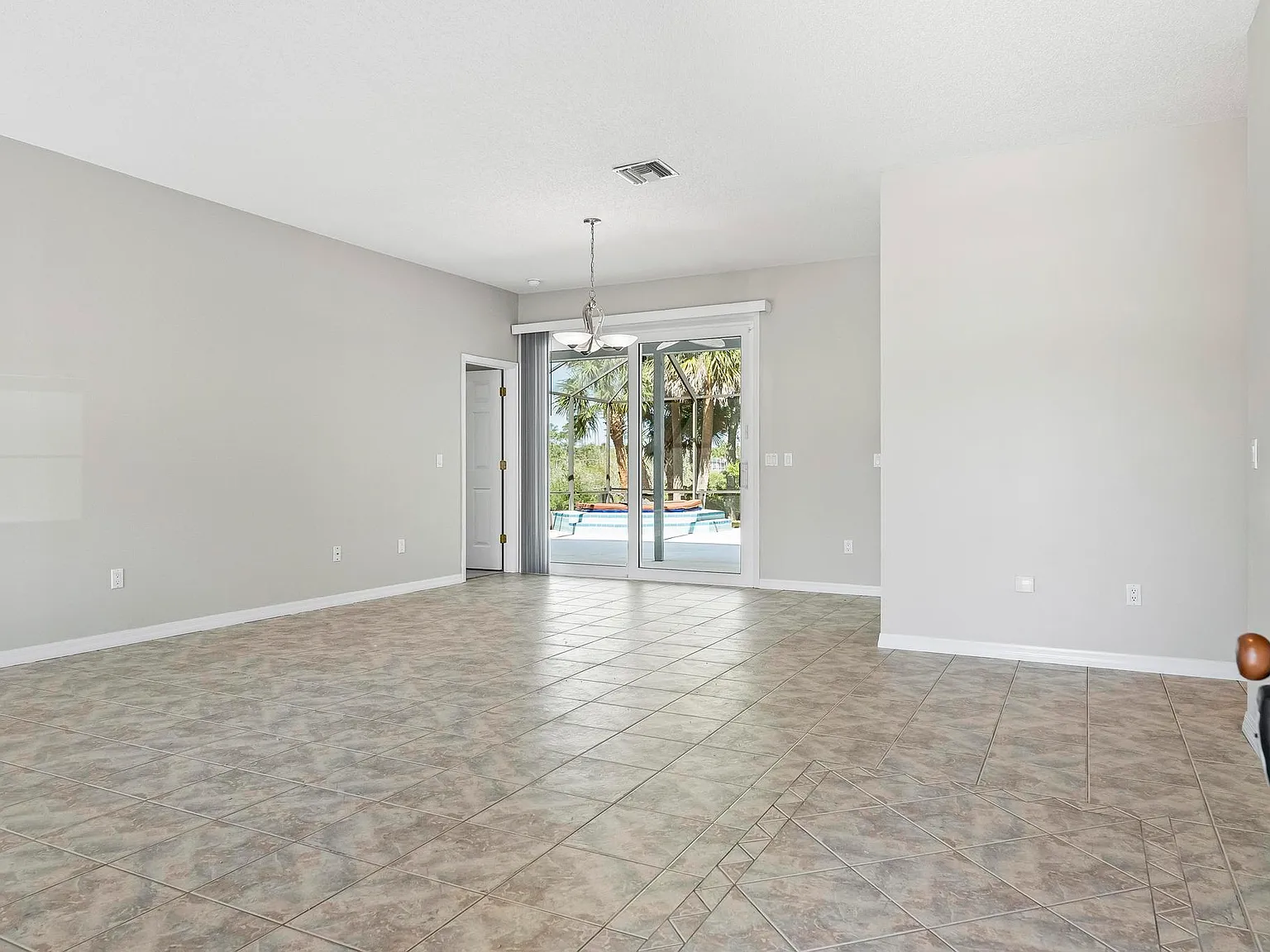 4 bed, 2271 sqft, $2,400 — Photo 2