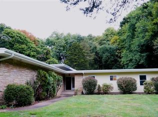 31 Brookwood Dr, Woodbridge, CT 06525