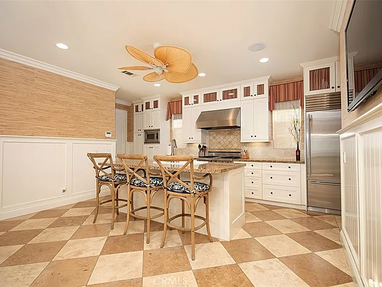 208 E Balboa Blvd — Photo 15