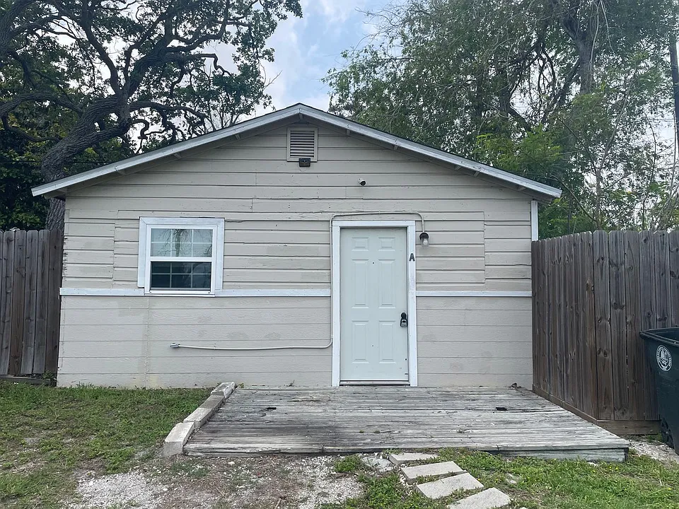 902 W Lakeside Dr