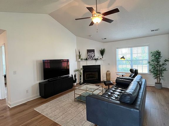 4th image of 642 Hillside Dr