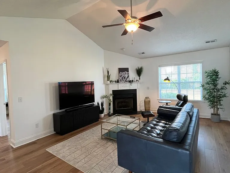 642 Hillside Dr — Photo 4