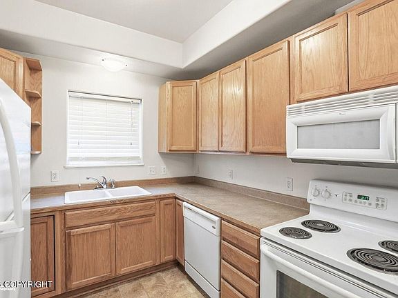 2nd image of 9215 Commons Pl #5