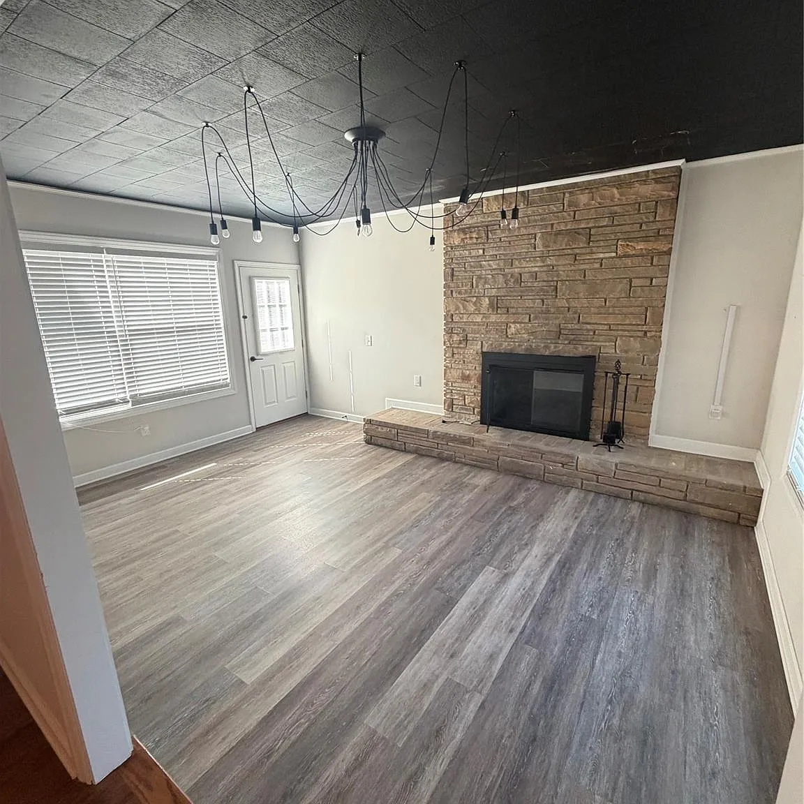 3 bed, 1.0 bath, 1209 sqft, $1,800 — Photo 3