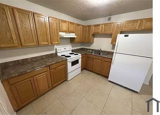 2nd image of 325 S Pioneer
