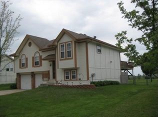 94 Pioneer St, Garden City, MO 64747