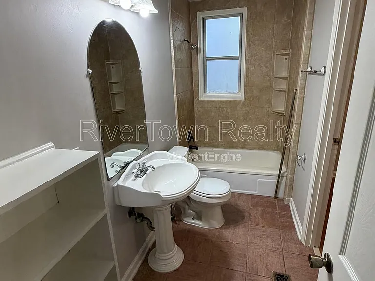 736 Echles St — Photo 9