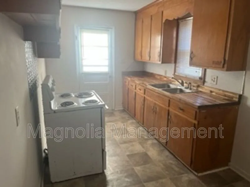 3 bed, 1.0 bath, $835 — Photo 3