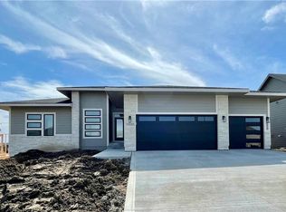 16232 Goldenrod Dr, Urbandale, IA 50323