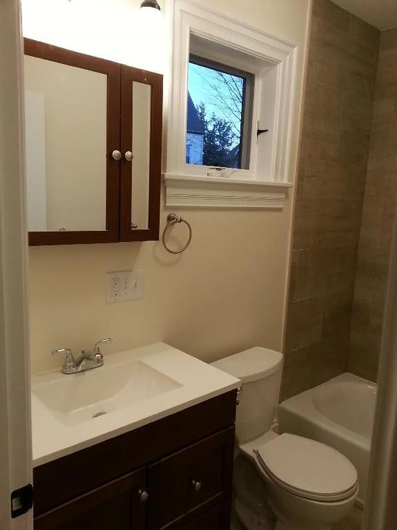 Charming 3 Bedroom-No Broker Fee — Photo 4