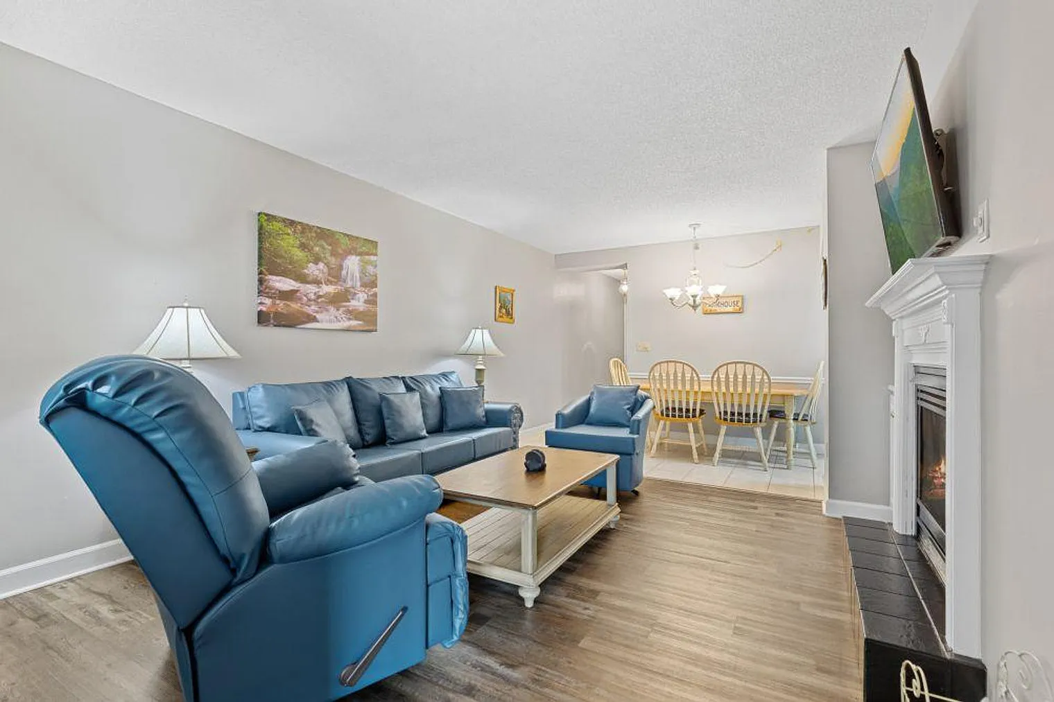 2 bed, 2.0 bath, 1291 sqft, $2,562 — Photo 3