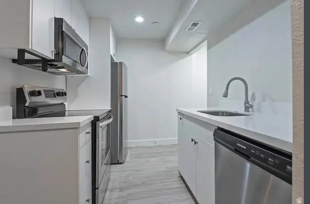 3 bed, 1000 sqft, $2,300 — Photo 3