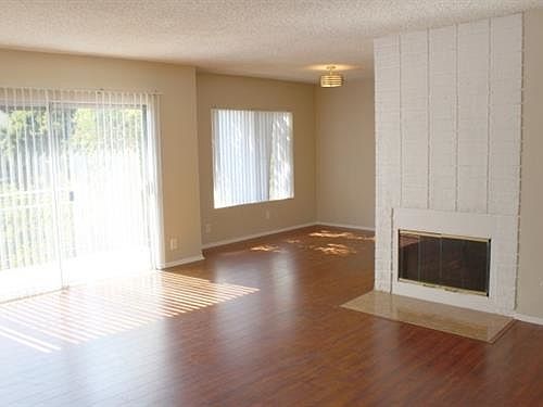 3rd image of 833 20th St APT 103