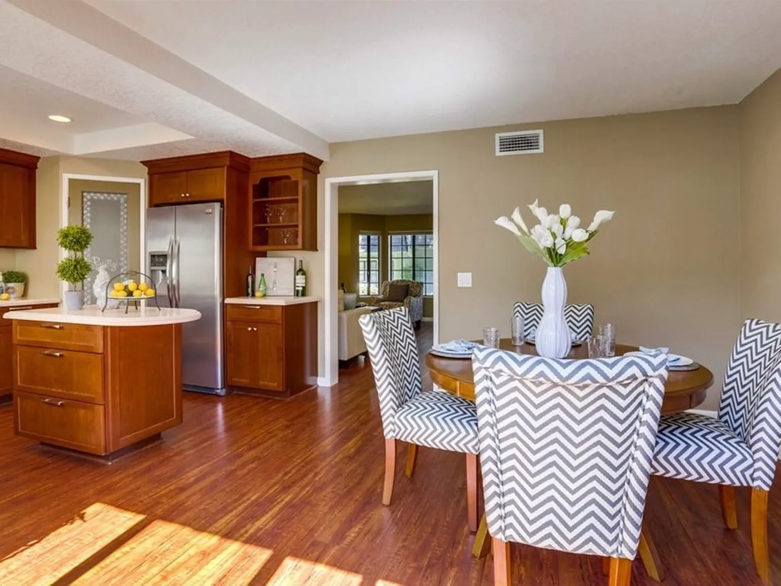 3 bed, 2.5 bath, 1330 sqft, $3,300 — Photo 3