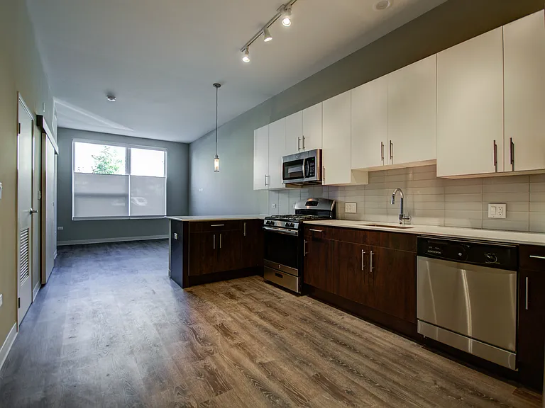 851 W Grand Ave #303 — Photo 2
