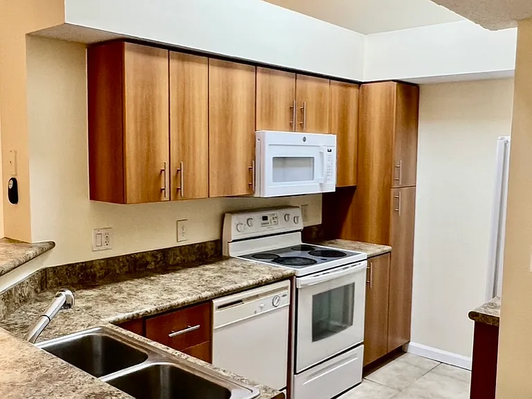 1275 Crystal Way #F — Photo 1