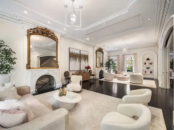 47 W 9th St, New York, NY 10011
