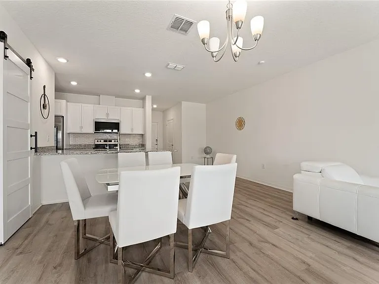 697 Stoney Point Cir — Photo 4