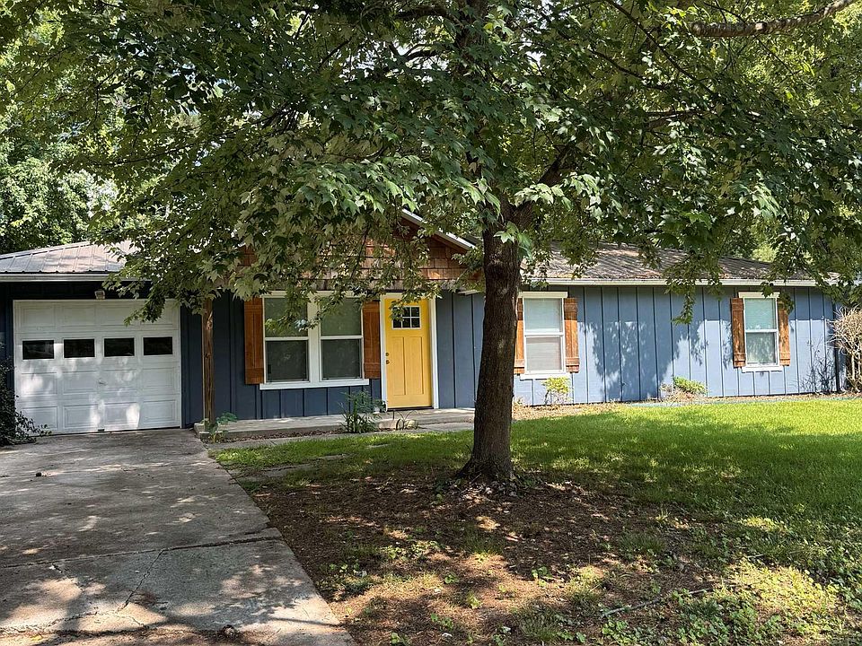 1st image of 902 Danmann Cir SE
