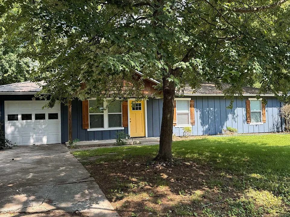 902 Danmann Cir SE