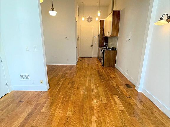 5th image of 949 Willoughby Ave APT 109