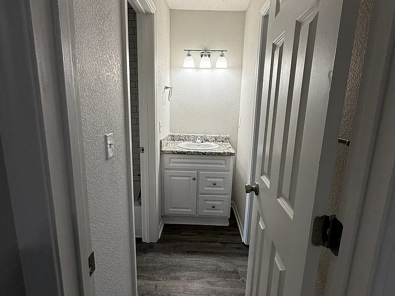 Williamsburg Square Apartments — Photo 16