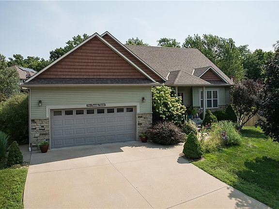 2nd image of 627 Oakmont Dr