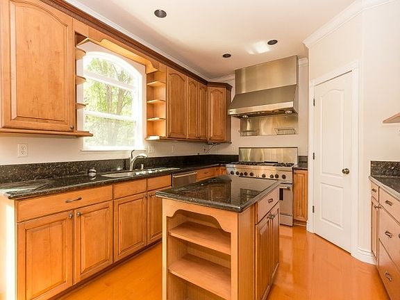 3rd image of 9912 Portofino Oak Ln