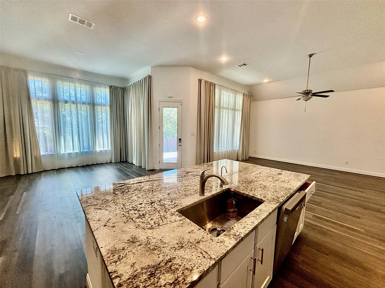 3 bed, 2.5 bath, 2518 sqft, $2,550 — Photo 3