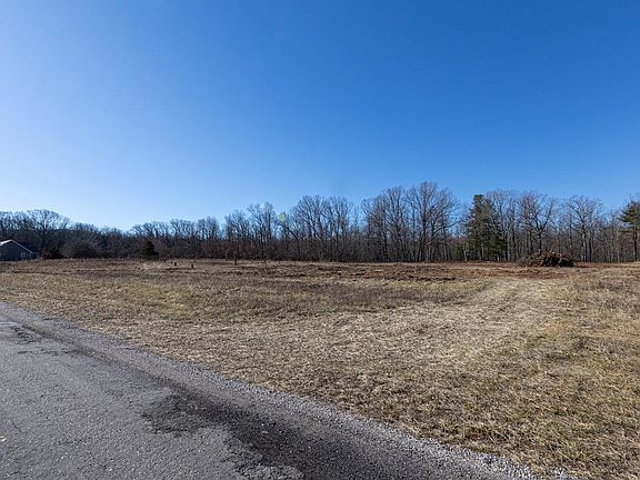 4th image of 2 Oak Dale Ln