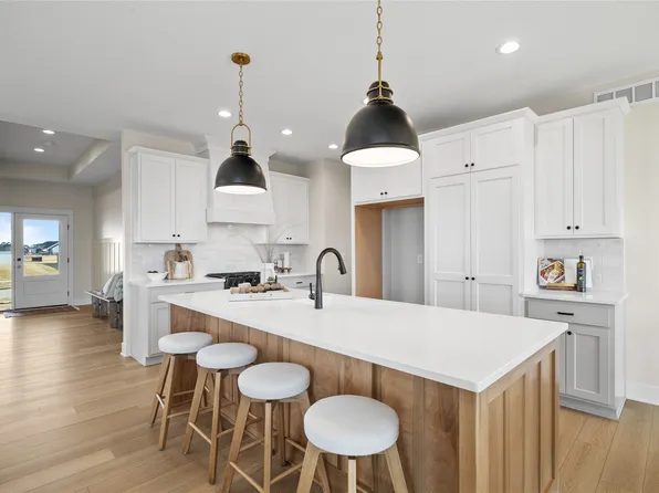 2301 Green Leaf Cir, Norwalk, IA 50211