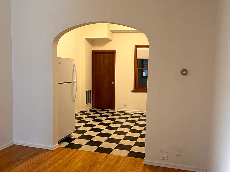 1951 W Division St #2R — Photo 9