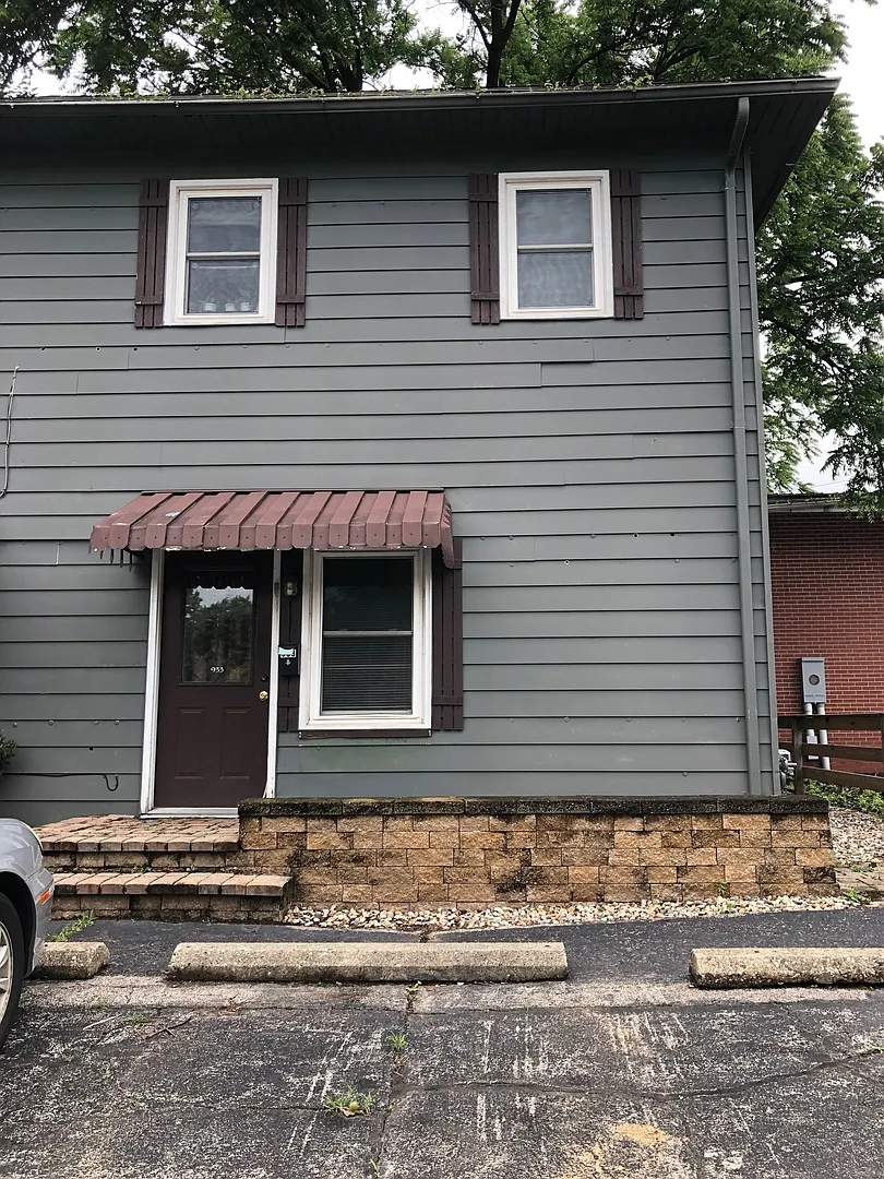 933 Robinson St — Photo 1
