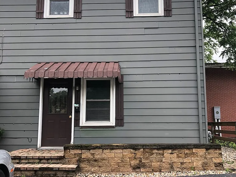933 Robinson St — Photo 1
