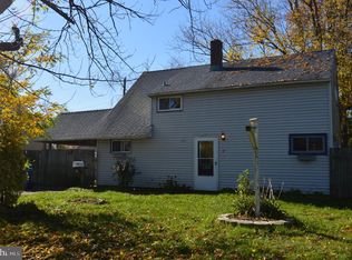 27 Great Oak Rd, Levittown, PA 19057