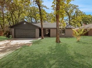 908 Red Oak St, Azle, TX 76020