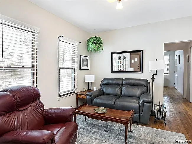 3 bed, 1100 sqft, $1,300 — Photo 4