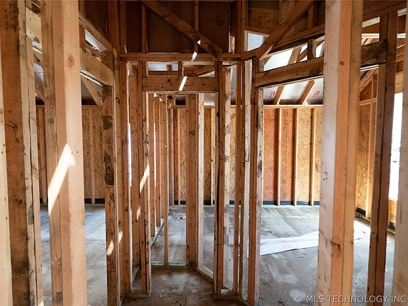 4th image of 2824 E Northhampton St