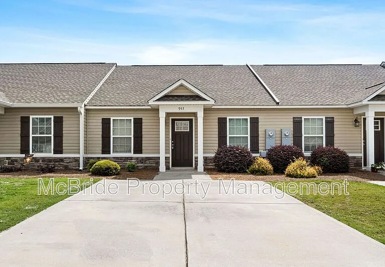957 Madrid Ct — Photo 1