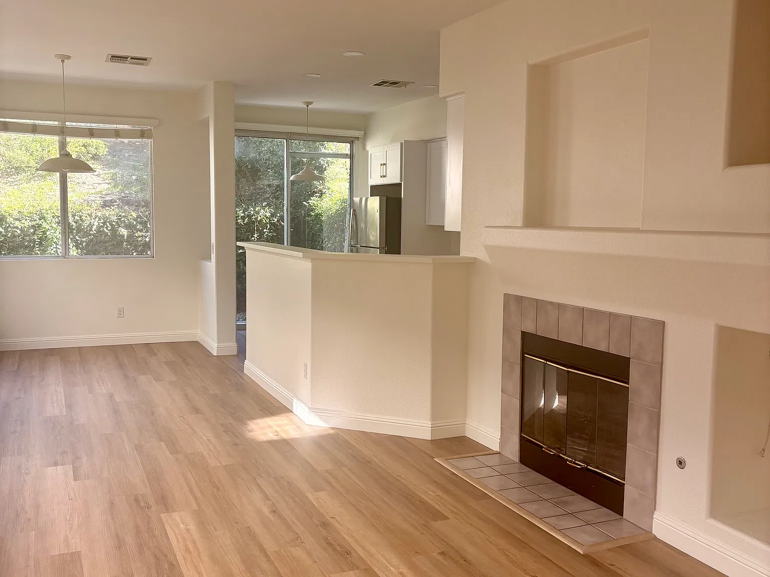 3 bed, 2.5 bath, 1335 sqft, $4,000 — Photo 2