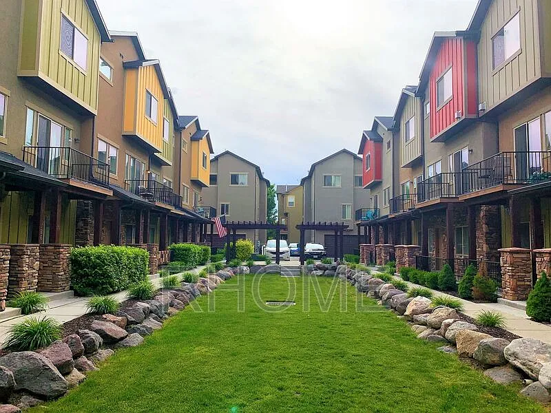 131 W Parramatta Ln