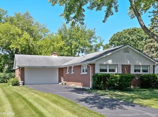 1100 Heatherfield Ln, Glenview, IL 60025