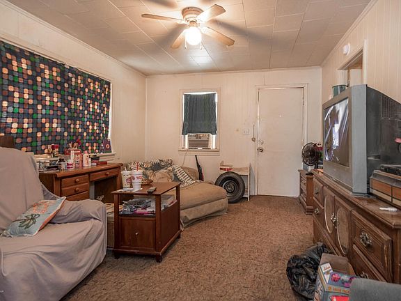 3rd image of 810 N Kentucky St