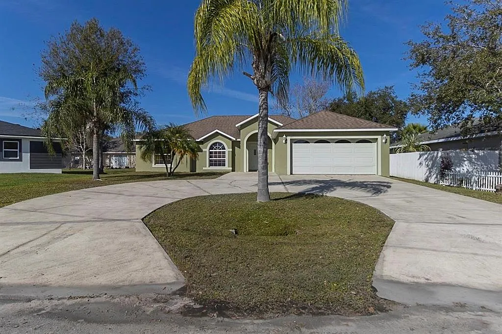 3 bed, 2.0 bath, 1613 sqft, $2,200 — Photo 1