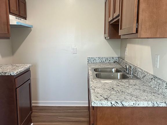 5th image of 935 37th St APT 15