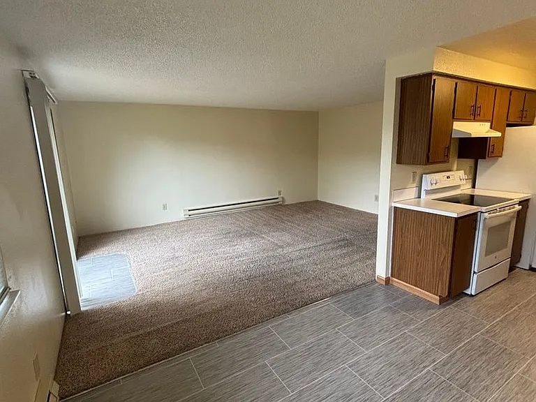1 Bedroom 1 Bathroom at Hollywood Park Apartments — Photo 9