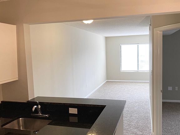 4th image of 1600 Park Cir #5O3