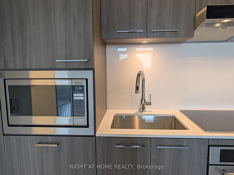 858 Dupont St #824 — Photo 3