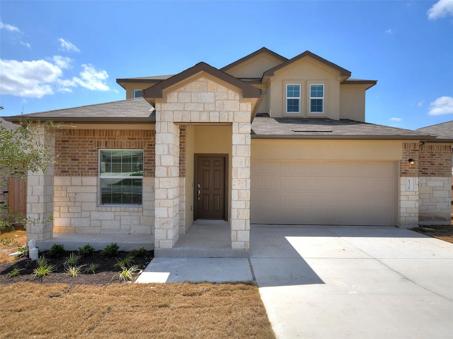 4 bed, 2.5 bath, 2600 sqft, $2,600 — Photo 2